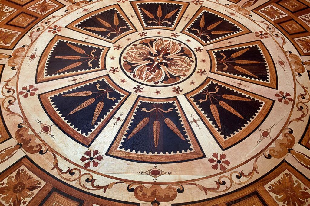 pavimento in legno su misura con decorazioni